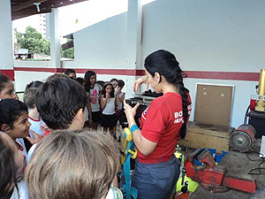 Soldado Thábata ex-aluna do Colégio, realizando palestra as crianças Soldado Thábata ex-aluna do Colégio, realizando palestra as crianças