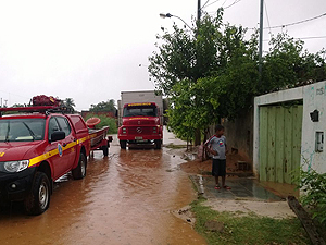 A presença do Corpo de Bombeiros levou socorro e alívio à população Bombeiros resgataram vítimas que ficaram ilhadas