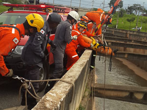 Bombeiros utilizaram técnicas para resgate da vítima alt
