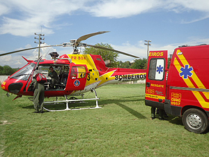 Helicóptero pousou em campo de futebol para socorrer bebê prematuro Helicóptero pousou em campo de futebol para socorrer bebê prematuro