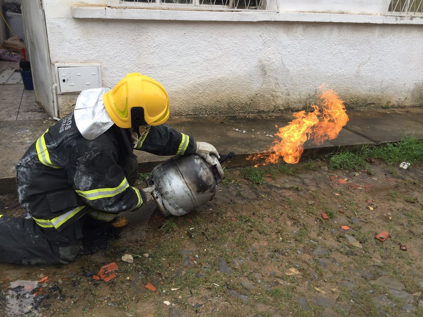 Bombeiros retiraram o botijão de gás alt