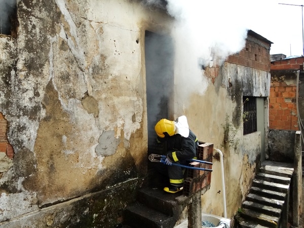 Bombeiros que aturam na ocorrência alt