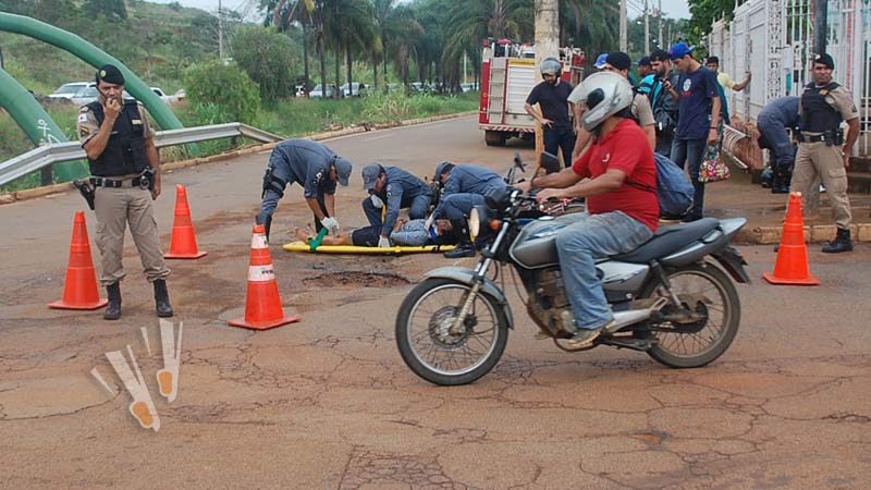 Bombeiros realizando o atendimento a vítima alt