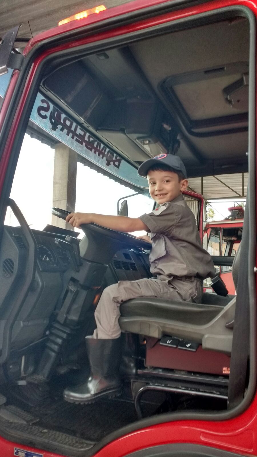 Pedro conhece a viatura dos Bombeiros