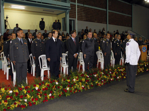 O chefe de curso, Capitão Rodrigo, pede autorização para os formandos prestarem o compromisso à Bandeira Nacional alt