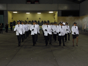 Os novos tenentes dão entrada ao local de formatura ao som da canção Fibra de Herói alt