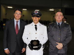 O primeiro colocado, 2º Tenente Célio Pacheco Junior, recebe uma homenagem das mão do Comandante-Geral e do Secretário de Estado de Planejamento e Gestão alt
