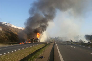 Guarnições socorreram o motorista e combateram o incêndio alt