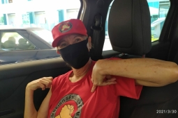 Idosos ostentam a camisa de Bombeiros Sênior durante vacinação em Divinópolis