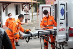 Bombeiros orientam profissionais do transporte de paciente em visita técnica