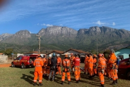 Bombeiros montam operação para resgatar turistas em Catas Altas