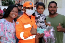 7°BBM distribui brinquedos para crianças de Rio Pardo de Minas
