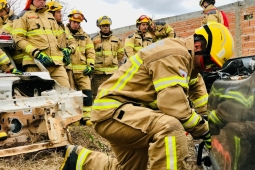 Bombeiros de Araçuaí realizam treinamento de salvamento veicular