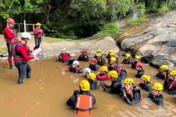 CBMMG realiza treinamento em cachoeira na cidade de Extrema