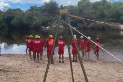 Bombeiros realizam treinamento de salvamento no Rio Jequitinhonha