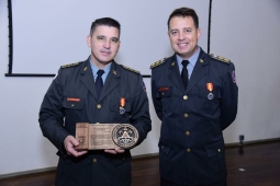 CAT homenageia bombeiros com Medalha do Mérito Militar