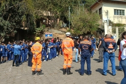 Bombeiros e Compdec capacitam mais de 1200 alunos e professores