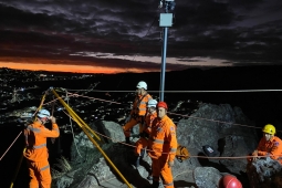 Bombeiros de Diamantina realizam treinamento de salvamento em altura