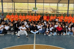 Academia de Bombeiros Militar realiza atividade educativa com foco na prevenção de afogamentos em escola do ensino fundamental