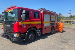 Corpo de Bombeiros de São Lourenço recebe novo caminhão automático de combate a incêndios
