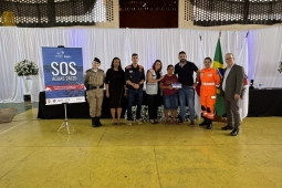 CBMMG auxilia na entrega do cartão humanitário "SOS Águas" em Engenheiro Navarro