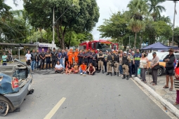 Bombeiros em Teófilo Otoni promovem atividade simulada no fechamento do Maio Amarelo