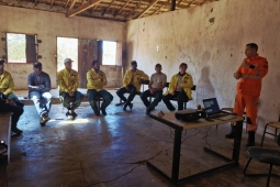 Bombeiros de Januária ministram curso de prevenção e combate a incêndios no Parque Estadual da Mata Seca
