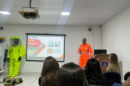 Bombeiros ministram treinamento sobre atendimento a queimaduras para estudantes de medicina em Poços de Caldas