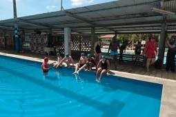 Aula inaugural do Projeto Golfinho com foco em prevenção aquática para crianças em situação de vulnerabilidade em Ipatinga