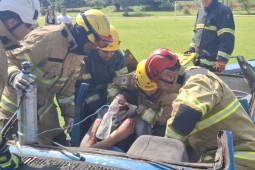 Bombeiros participam de ação da Univás com palestra e simulado de salvamento veicular