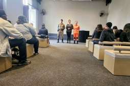 Jovens da Assprom participam de atividade educativa sobre a história e as carreiras militares