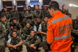 Bombeiros ministram treinamento de primeiros socorros para atiradores do tiro de guerra
