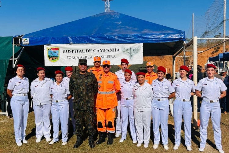 Bombeiros visitam hospital de campanha da FAB