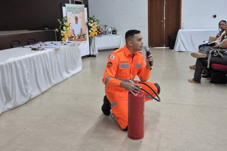 Bombeiros de Januária ministram palestras sobre prevenção de acidentes para servidores da educação