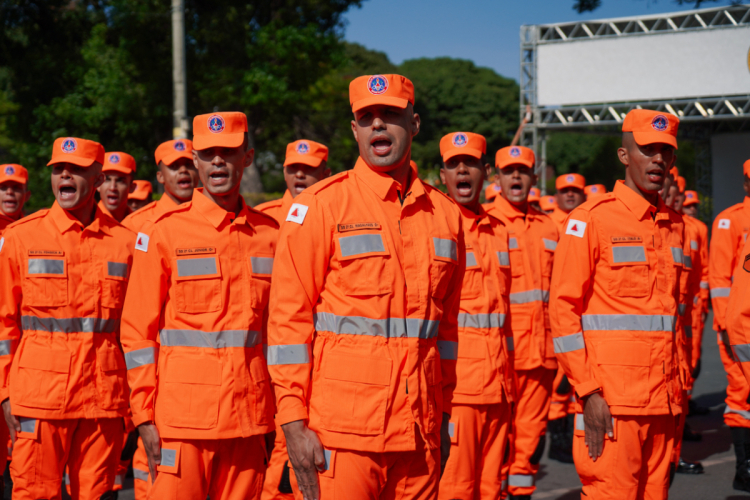 Novos soldados do Corpo de Bombeiros Militar de Minas Gerais recebem fardamento operacional em solenidade na Academia de Bombeiros Militar