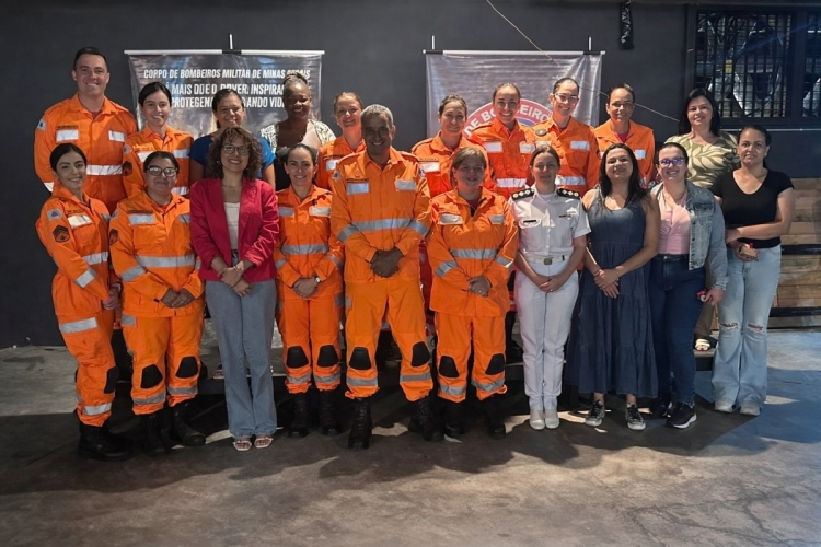 Corpo de Bombeiros Militar homenageia bombeiras e servidoras no Dia Internacional da Mulher em Barbacena