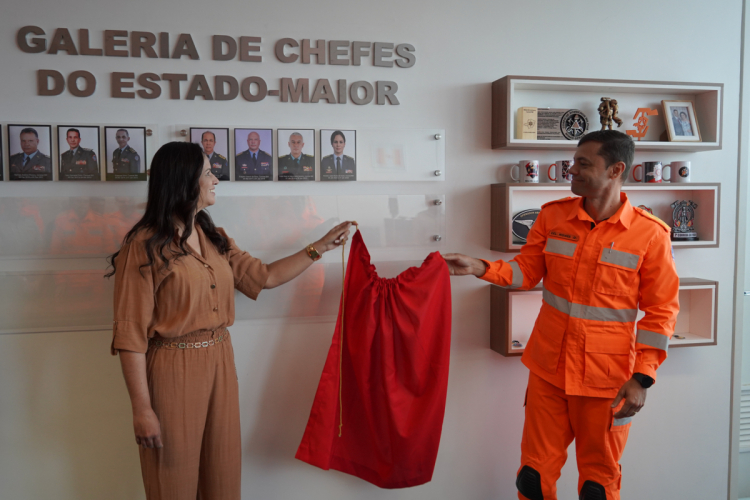 Galeria dos Chefes de Estado-Maior: Descerramento da foto da coronel Daniela Lopes